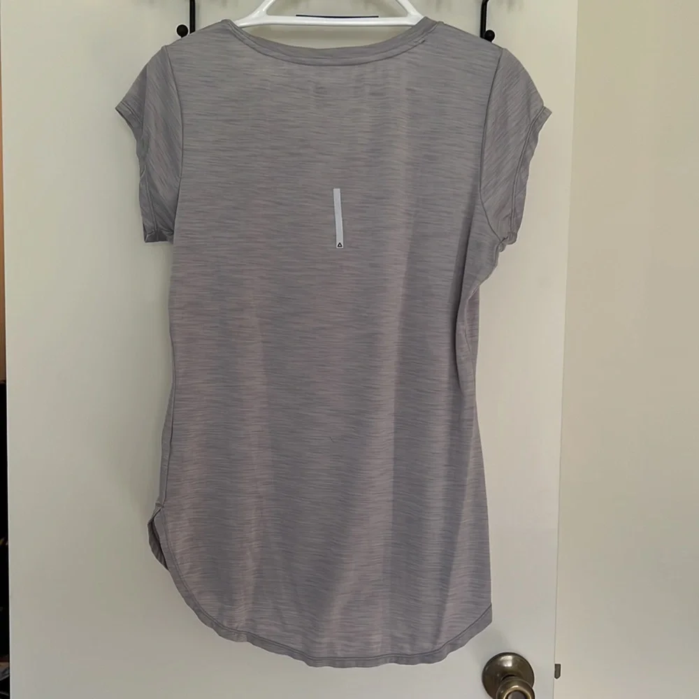 Bundle of rebook shirts like new! - Picture 6 of 6